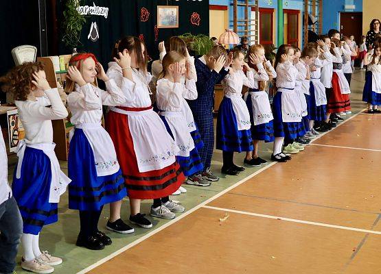 dzieci podczas występu