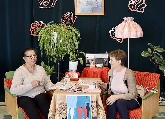 babcie siedzą w fotelach