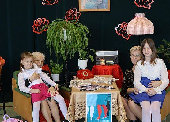 babcie z wnuczkami siedzą w fotelach