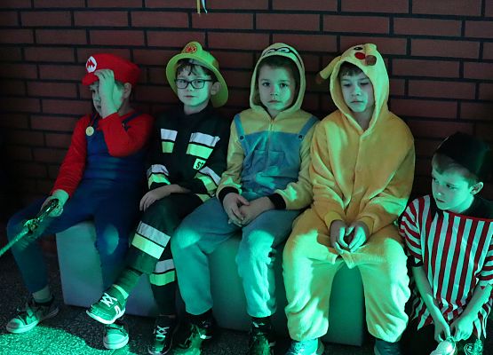 uczestnicy zabawy karnawałowej