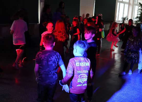 uczestnicy zabawy karnawałowej