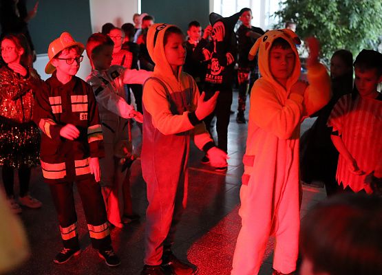 uczestnicy zabawy karnawałowej