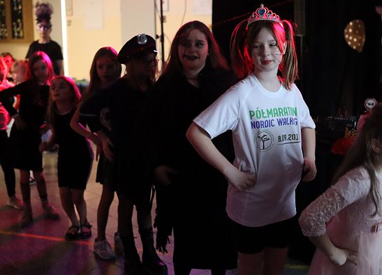 uczestnicy zabawy karnawałowej