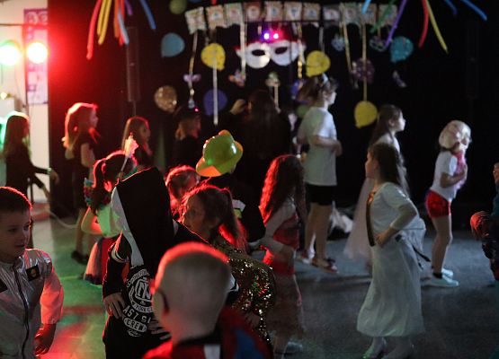 uczestnicy zabawy karnawałowej