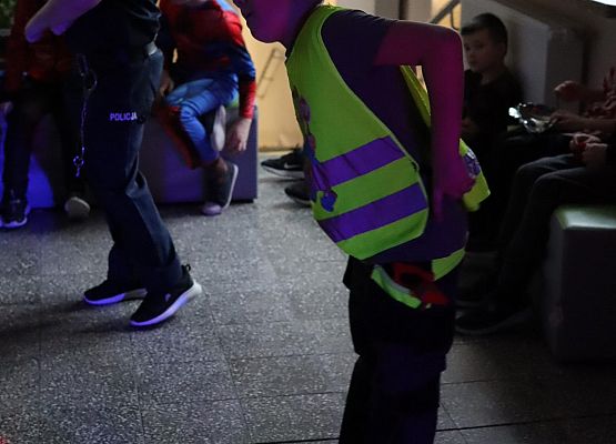 uczestnicy zabawy karnawałowej