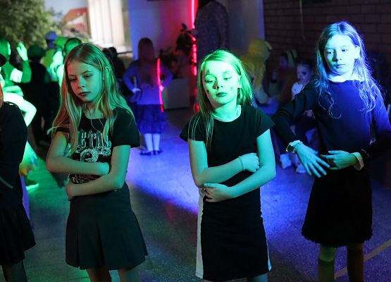 uczestnicy zabawy karnawałowej