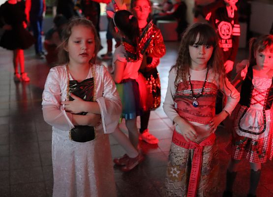 uczestnicy zabawy karnawałowej