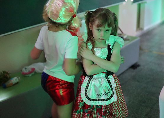 uczestnicy zabawy karnawałowej