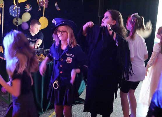 uczestnicy zabawy karnawałowej