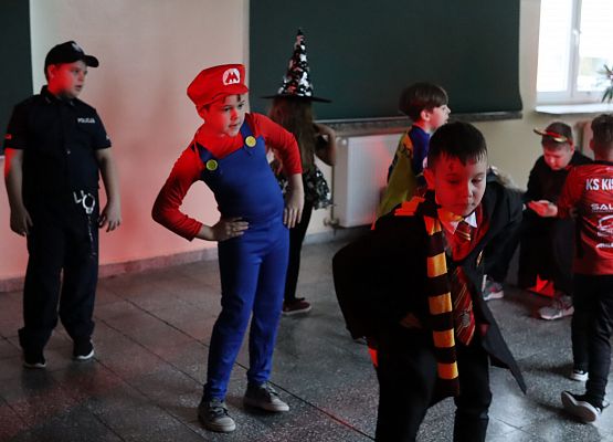 uczestnicy zabawy karnawałowej