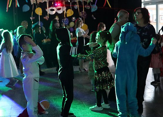 uczestnicy zabawy karnawałowej