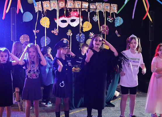 uczestnicy zabawy karnawałowej