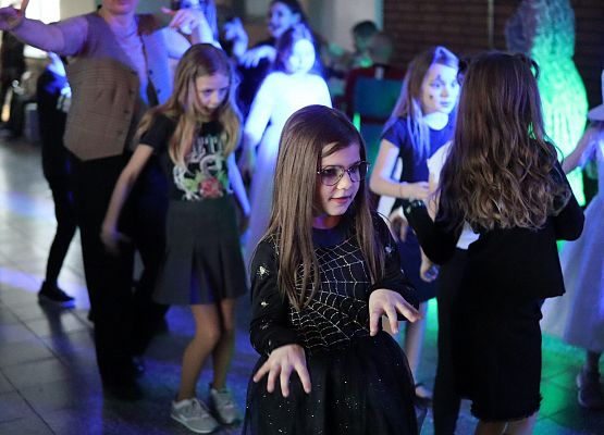 uczestnicy zabawy karnawałowej