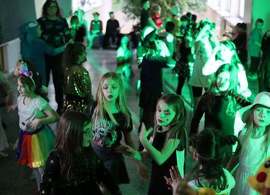 uczestnicy zabawy karnawałowej