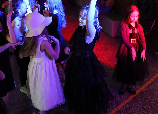 uczestnicy zabawy karnawałowej