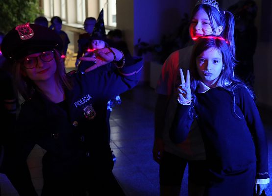 uczestnicy zabawy karnawałowej