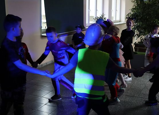 uczestnicy zabawy karnawałowej