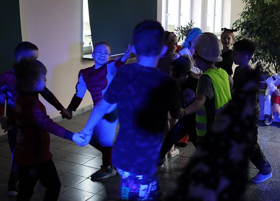 uczestnicy zabawy karnawałowej