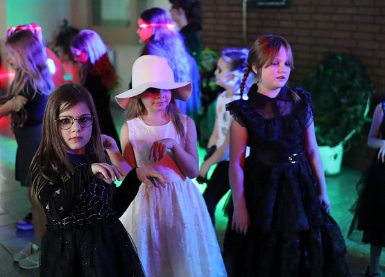 uczestnicy zabawy karnawałowej