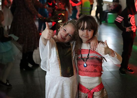 uczestnicy zabawy karnawałowej