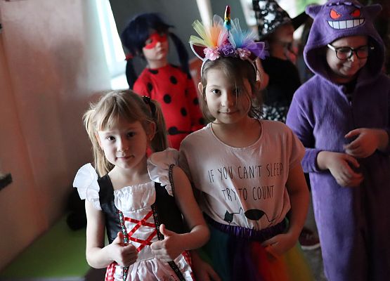 uczestnicy zabawy karnawałowej