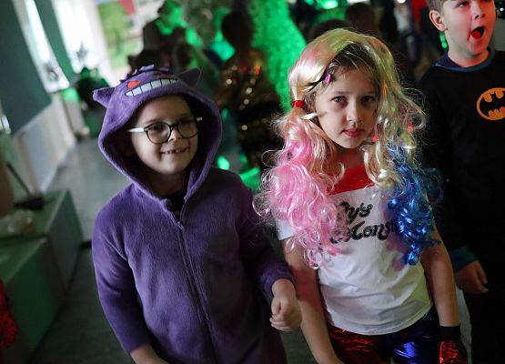 uczestnicy zabawy karnawałowej