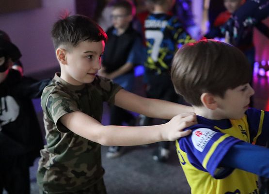 uczestnicy zabawy karnawałowej