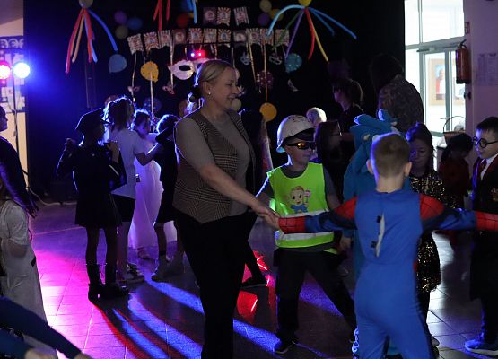 uczestnicy zabawy karnawałowej