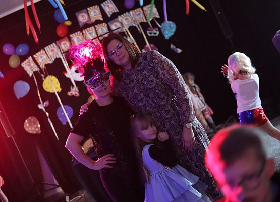 uczestnicy zabawy karnawałowej