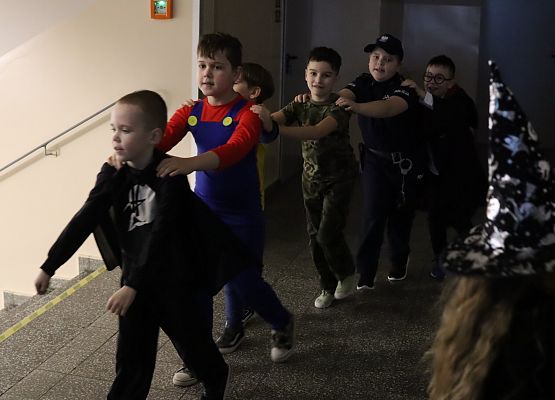 uczestnicy zabawy karnawałowej