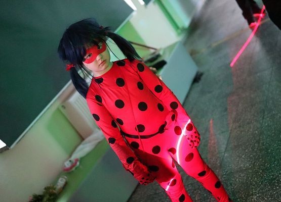 uczestnicy zabawy karnawałowej