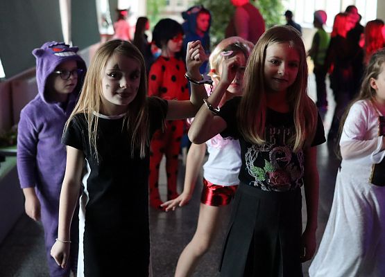 uczestnicy zabawy karnawałowej