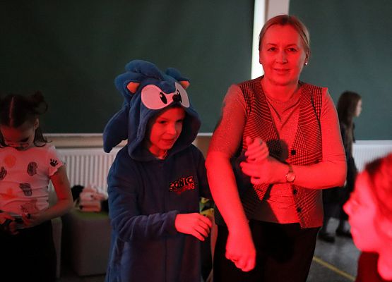 uczestnicy zabawy karnawałowej