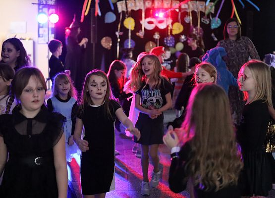 uczestnicy zabawy karnawałowej