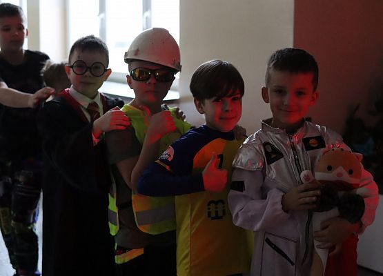 uczestnicy zabawy karnawałowej