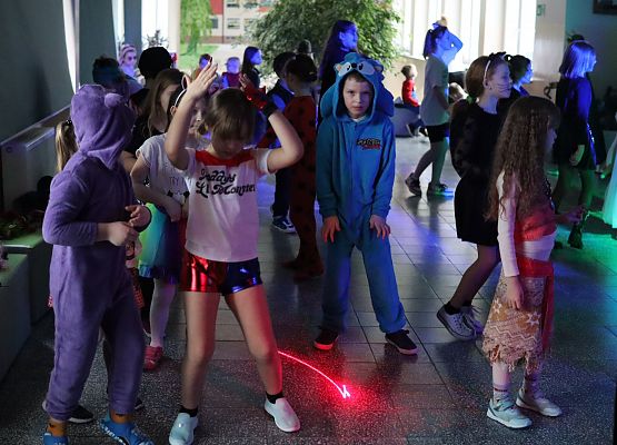 uczestnicy zabawy karnawałowej