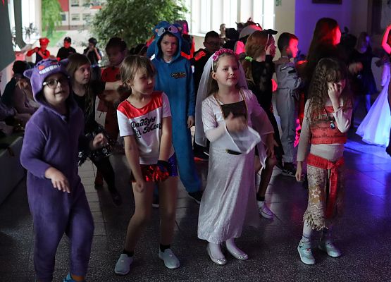 uczestnicy zabawy karnawałowej