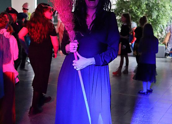 uczestnicy zabawy karnawałowej