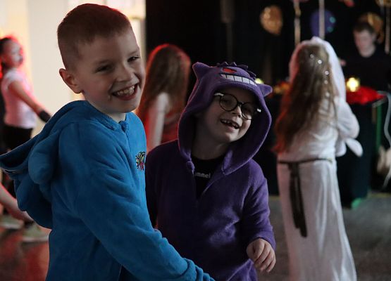 uczestnicy zabawy karnawałowej