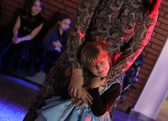 uczestnicy zabawy karnawałowej