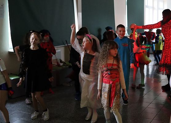 uczestnicy zabawy karnawałowej