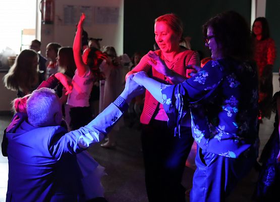 uczestnicy zabawy karnawałowej