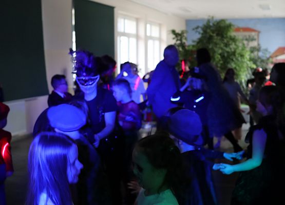 uczestnicy zabawy karnawałowej