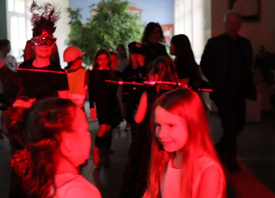 uczestnicy zabawy karnawałowej