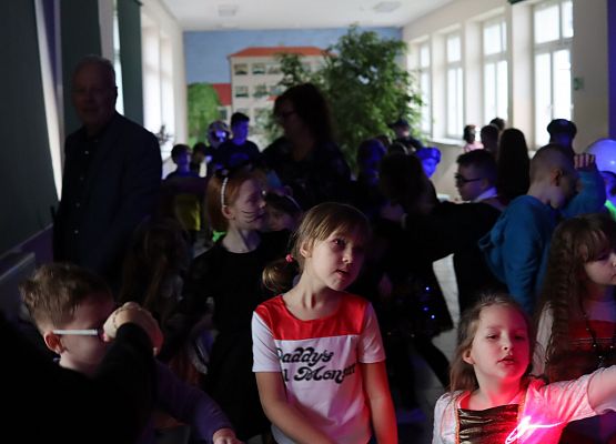 uczestnicy zabawy karnawałowej