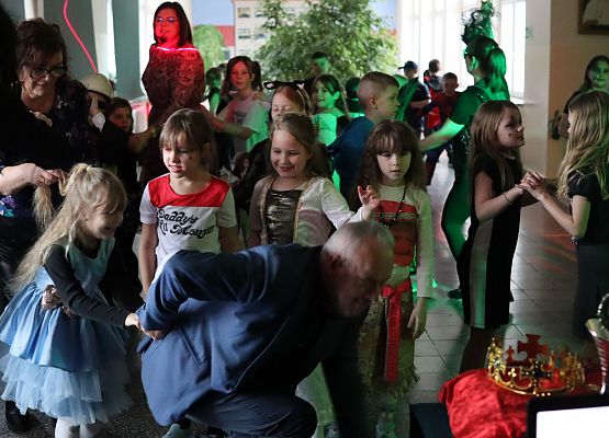 uczestnicy zabawy karnawałowej