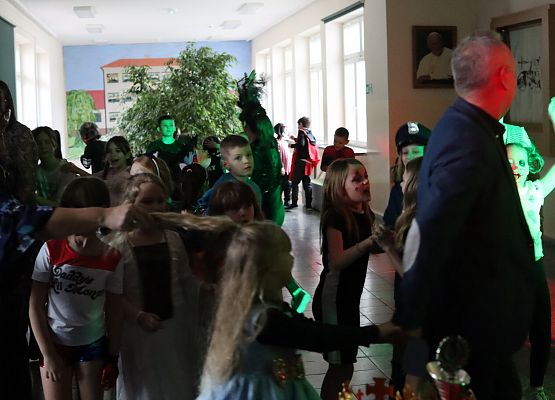 uczestnicy zabawy karnawałowej