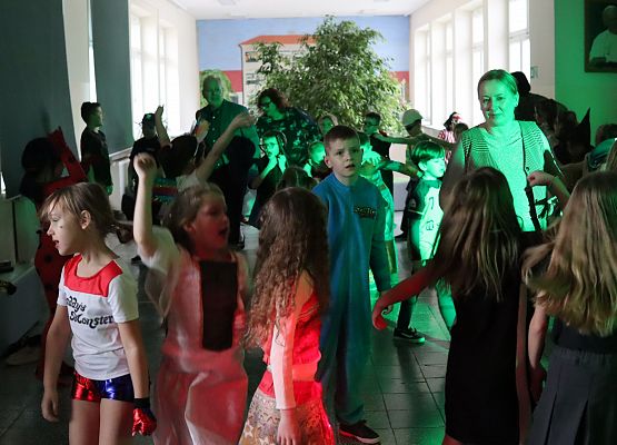 uczestnicy zabawy karnawałowej