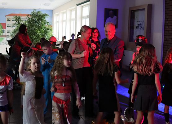 uczestnicy zabawy karnawałowej