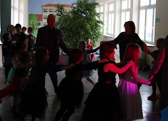 uczestnicy zabawy karnawałowej